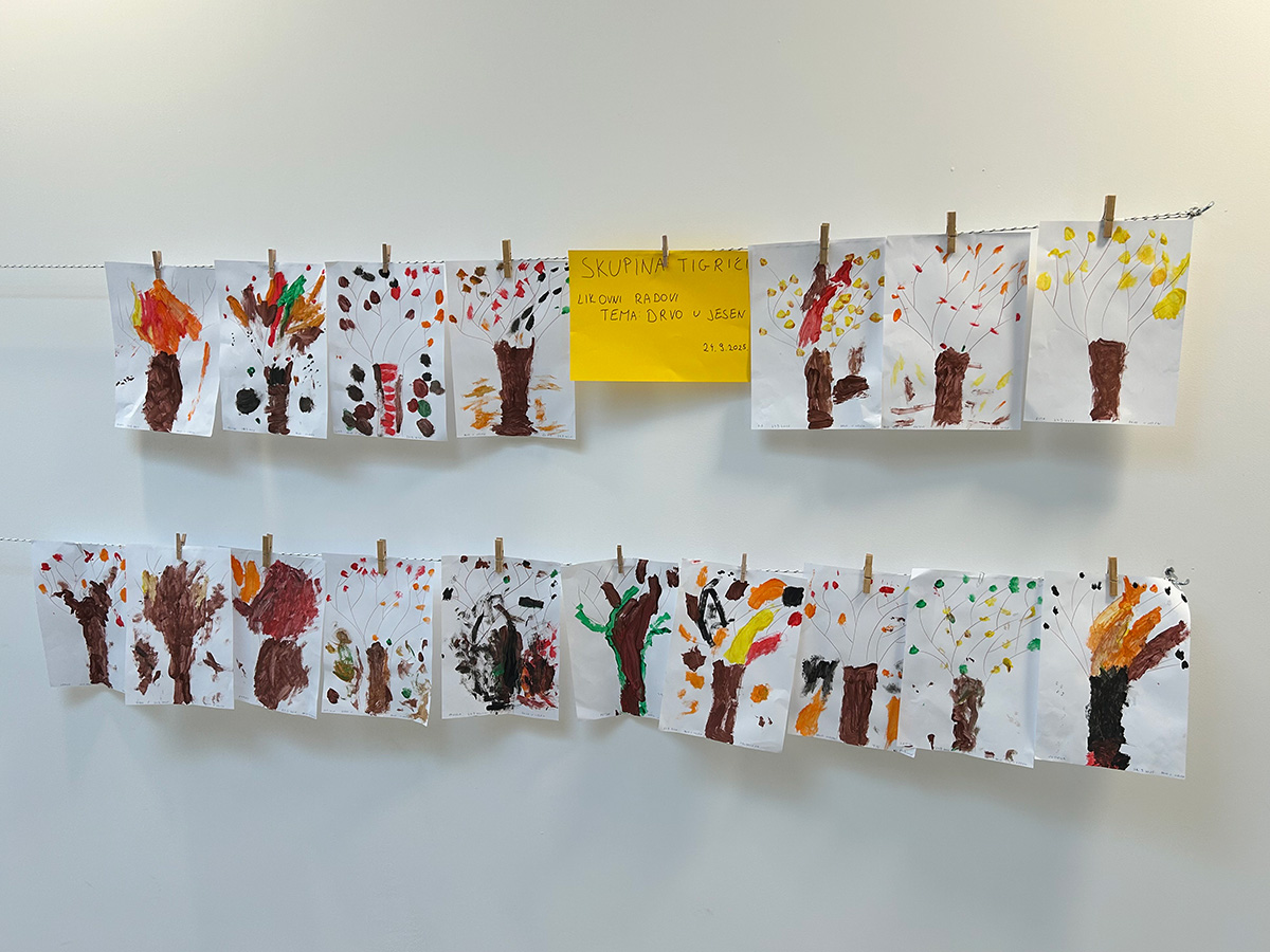 Tigrići istražuju jesenske plodove