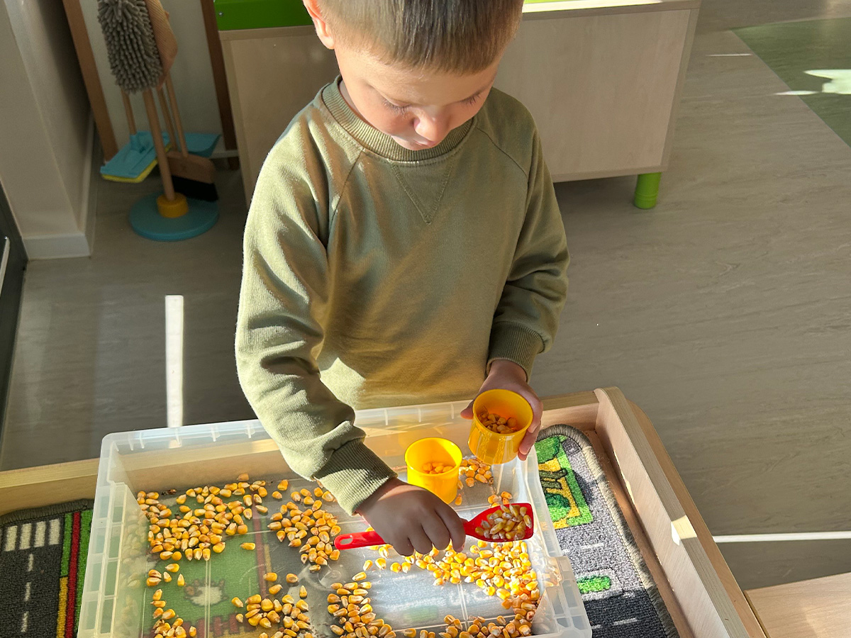 Tigrići istražuju jesenske plodove