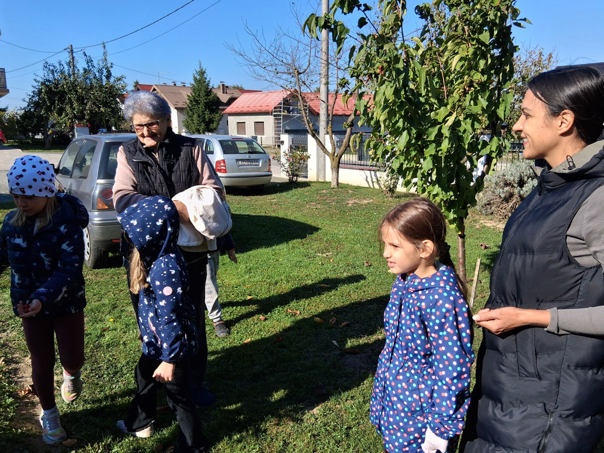 U bakinom vrtu i dvorištu