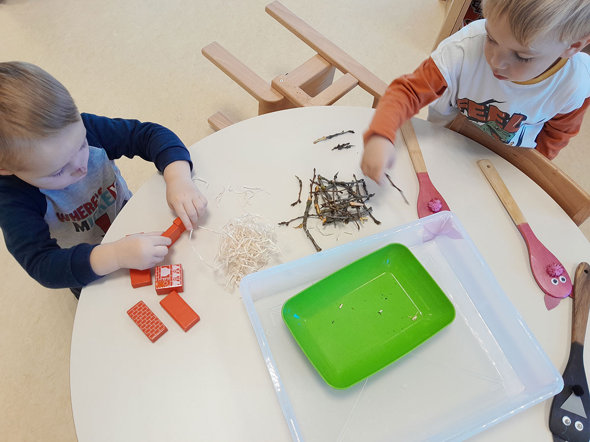 Tri praščića u skupini Kupinice