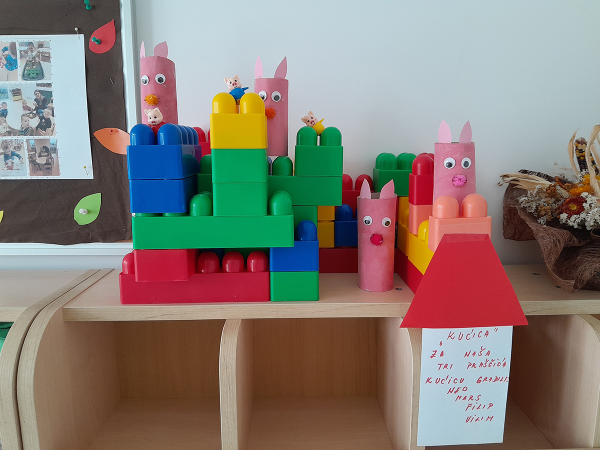 Tri praščića u skupini Kupinice