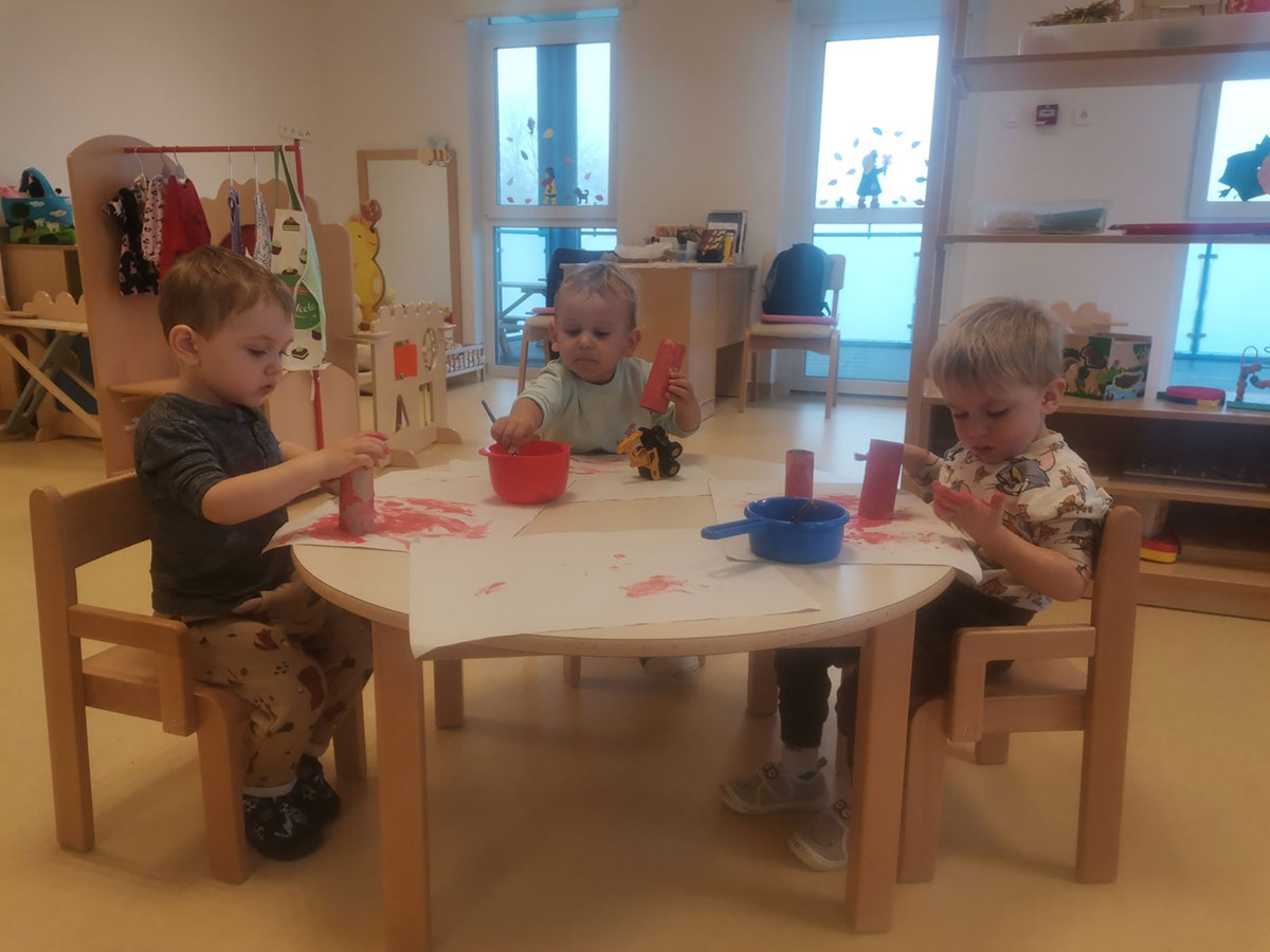 Tri praščića u skupini Kupinice