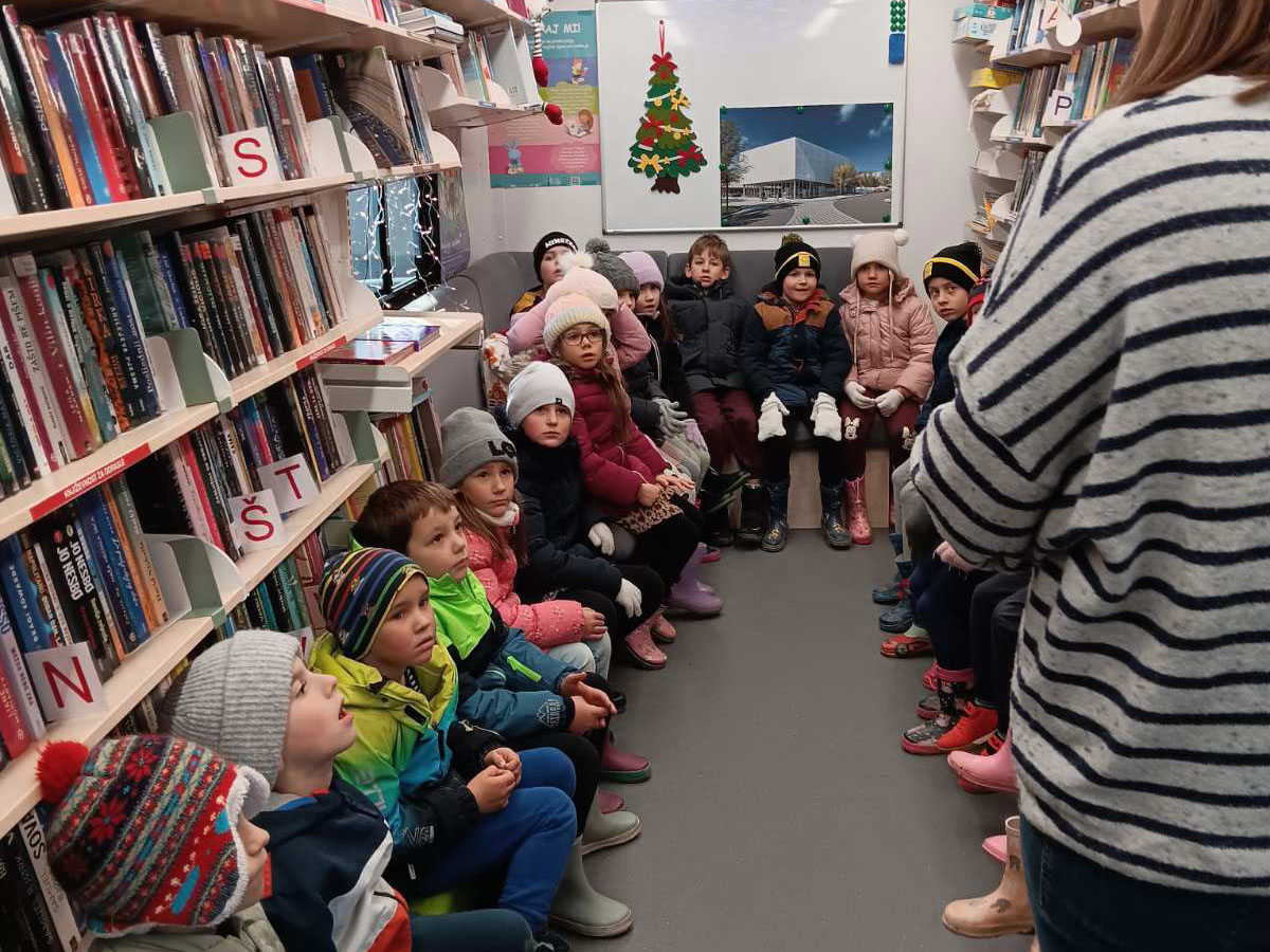 U dvorište Dječjeg vrtića Medenjak stigao je bibliobus