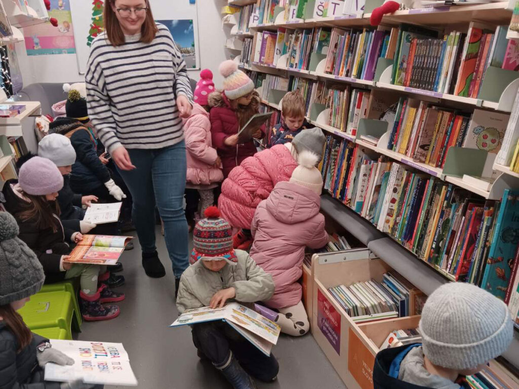 U dvorište Dječjeg vrtića Medenjak stigao je bibliobus