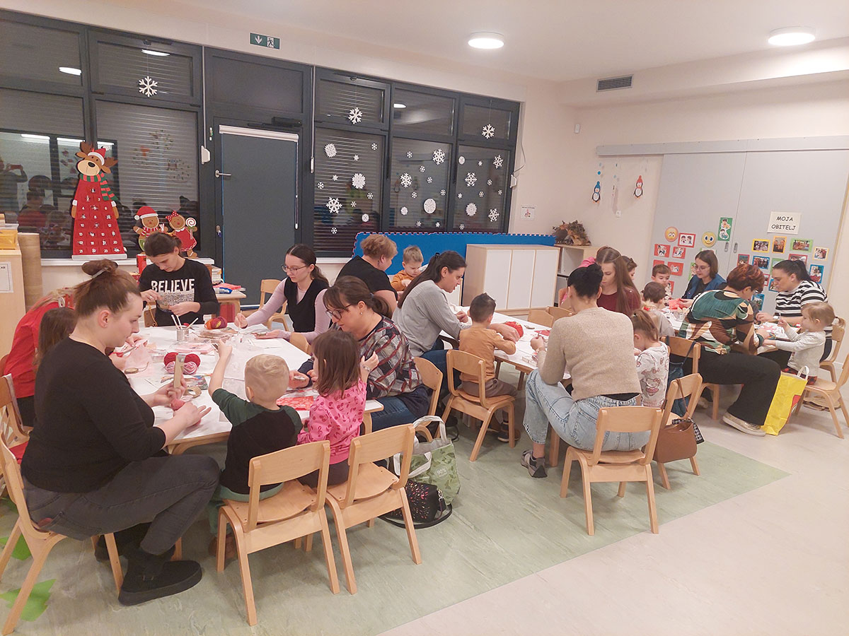 Prigodno druženje roditelja djece i odgojiteljica uz božićnu radionicu