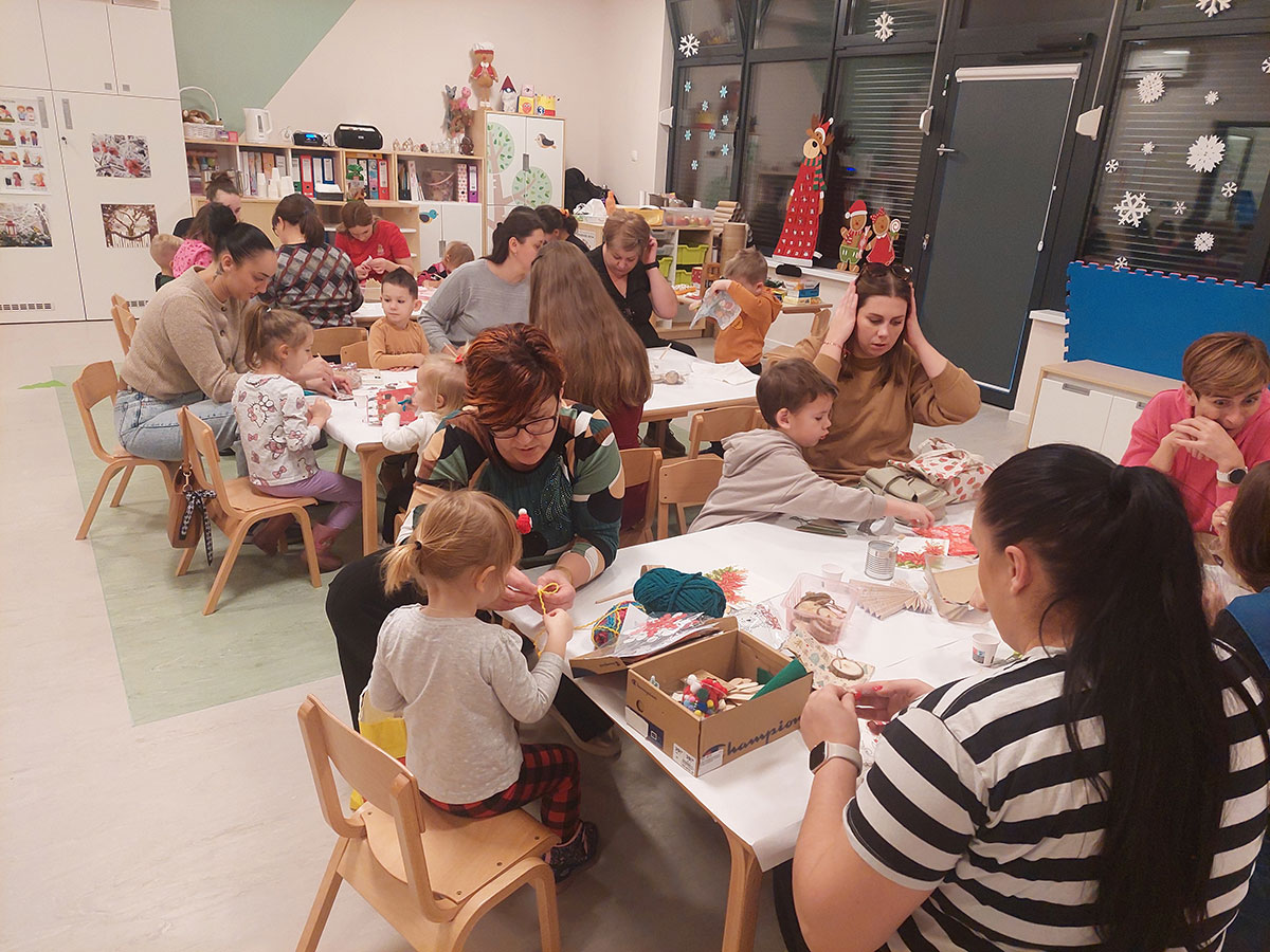 Prigodno druženje roditelja djece i odgojiteljica uz božićnu radionicu