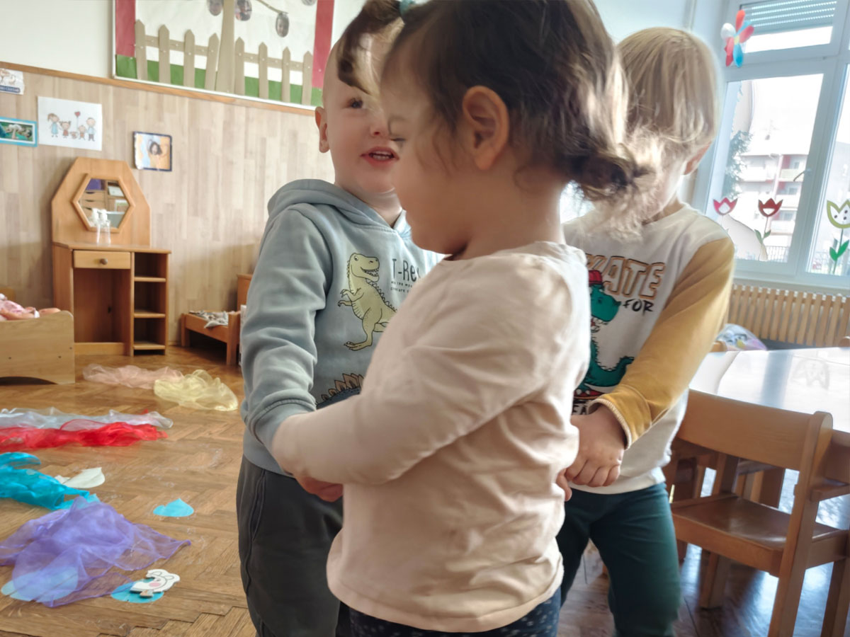 Limači istražuju svijet mrava i bubamara