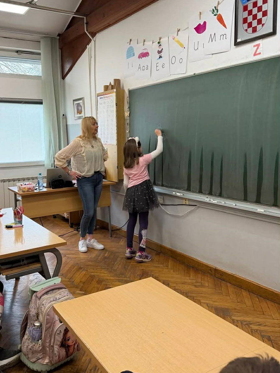 Skupina „Krijesnice“ posjetila je Osnovnu školu Braća Radić