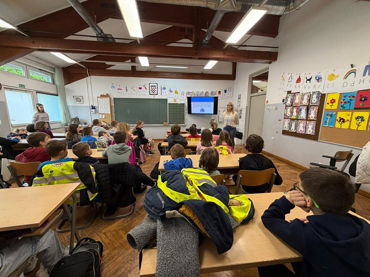 Skupina „Krijesnice“ posjetila je Osnovnu školu Braća Radić