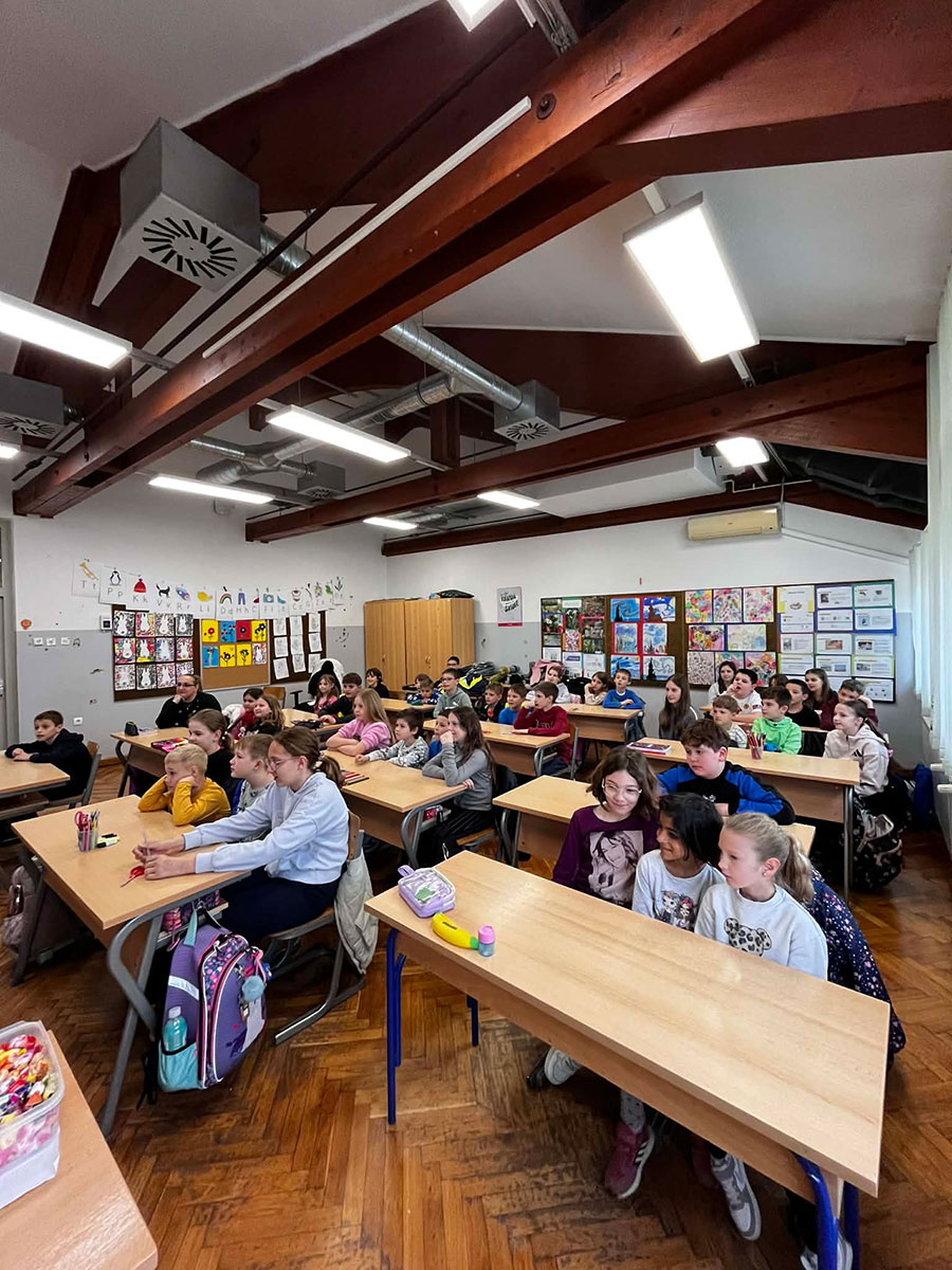 Skupina „Krijesnice“ posjetila je Osnovnu školu Braća Radić