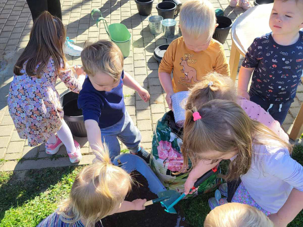 Sadnja cvijeća u „Slonićima“