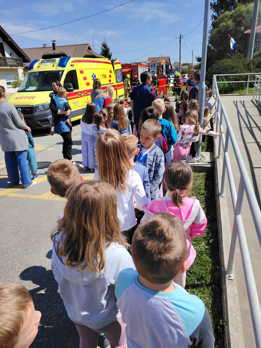 Velika pokazna vatrogasna vježba „Starigrad 2026.” održana u školi i vrtiću u Starigradu