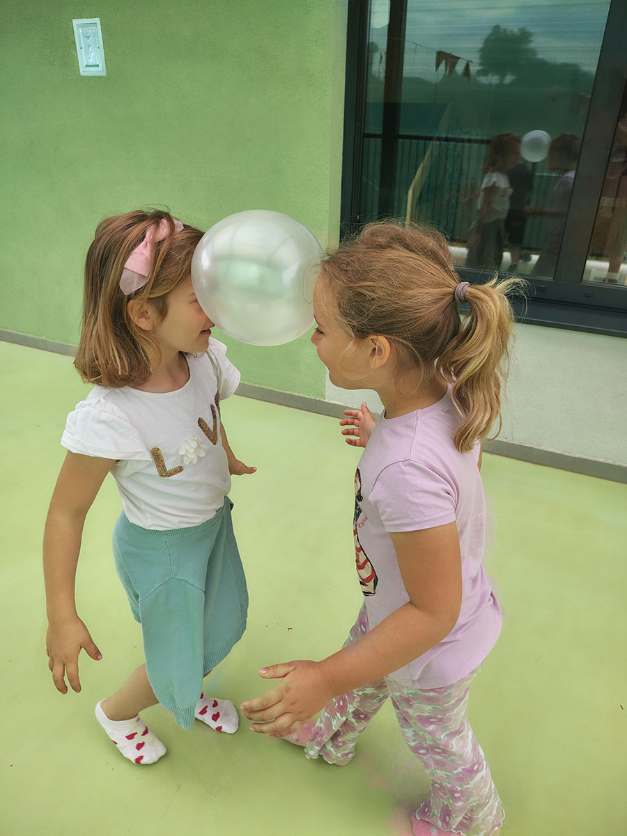 Ljetne radosti na otvorenom: Kako su „Leptirići“ i „Biseri“ kroz igru jačali prijateljstvo i vještine